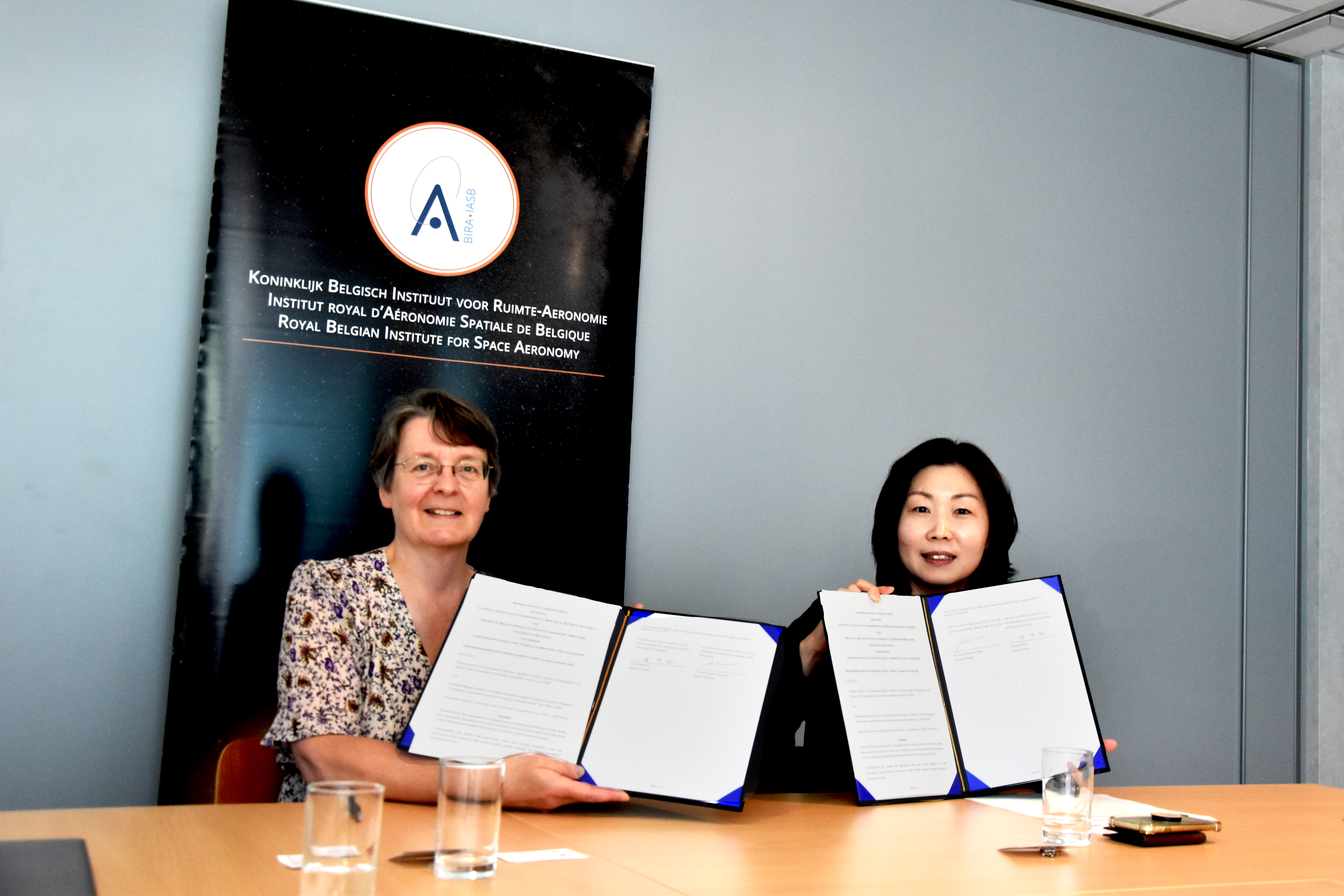 Signing the MoU between BIRA-IASB and NIER