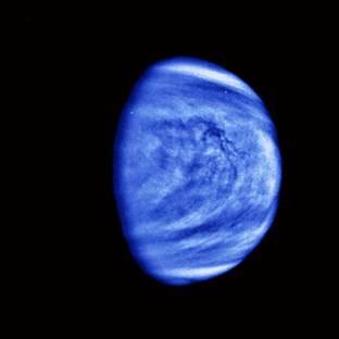 Planeet Venus met blauwgekleurde wolken