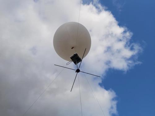 Dipoolantennes onder de met helium gevulde weerballon