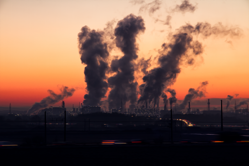 3 rookpluimen achtergrond avondrood atmosfeer 