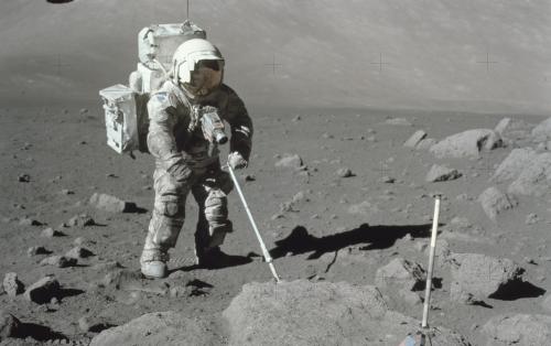 Astronaute sur la lune, dont la combinaison spatiale est recouverte de poussière.