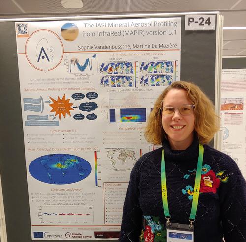 Sophie Vandenbussche devant un poster