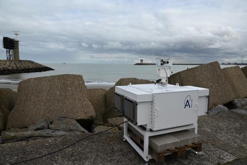 SEMPAS-instrument aan land tussen golfbrekers
