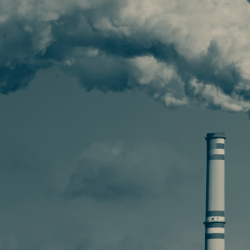 Industriële schoorstenen die rechtstreeks de atmosfeer vervuilen