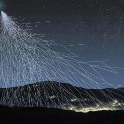 Les rayons cosmiques frappent les molécules dans l'atmosphère terrestre et se fragmentent en une pluie de particules secondaires.