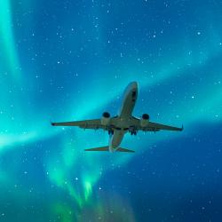 Aurores boréales avec avion commercial de passagers
