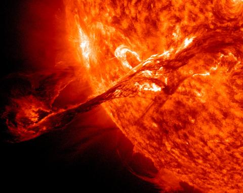 Eruption solaire filamentaire ou protubérance